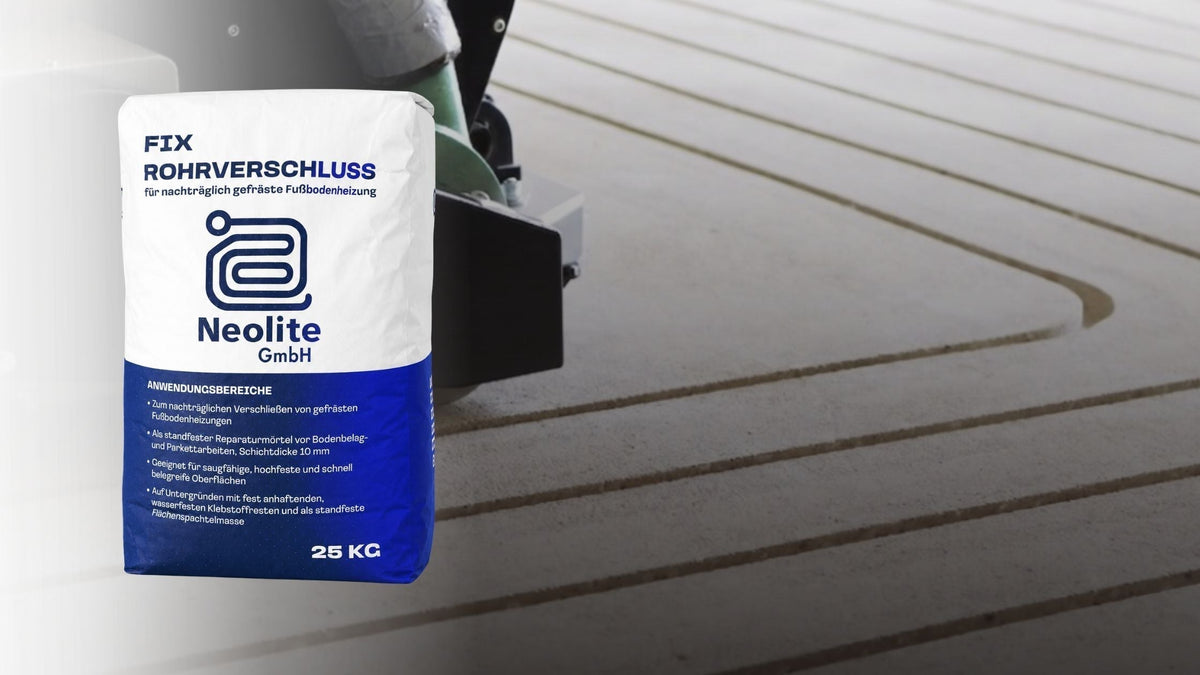 Weiß-blauer 25-kg-Sack „Fix Rohrverschluss“ mit Neolite-Logo links vor hellgrauem Estrich mit parallel und im Bogen gefrästen Heizkanälen, dahinter angeschnitten eine Maschine.