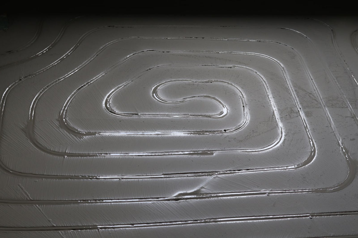 Frisch verschlossene Fräskanäle in Spiralform, der Rohrverschluss glänzt noch feucht.