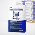 Neolite Fix Rohrverschluss im 25-kg-Sack für gefräste Fußbodenheizung, dahinter Palette mit Säcken