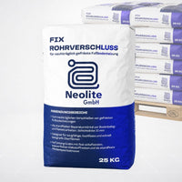 Neolite Fix Rohrverschluss im 25-kg-Sack für gefräste Fußbodenheizung, dahinter Palette mit Säcken