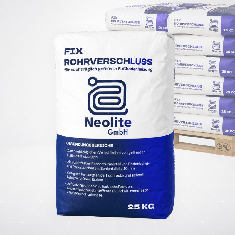 Neolite Fix Rohrverschluss im 25-kg-Sack für gefräste Fußbodenheizung, dahinter Palette mit Säcken
