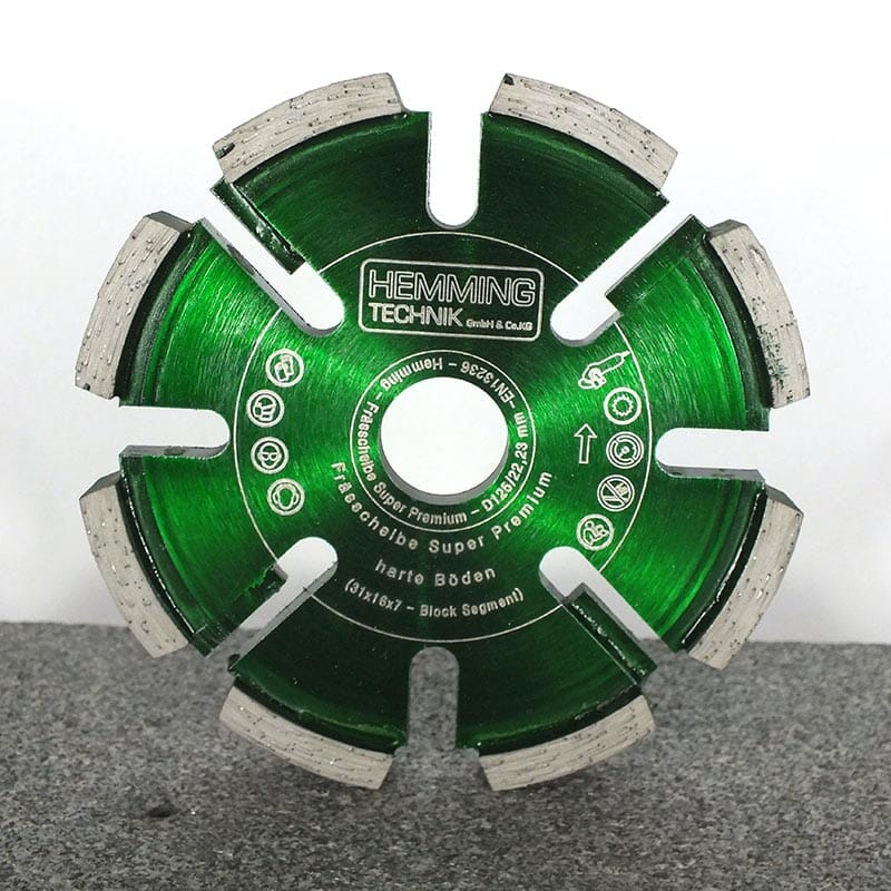 HE120 Super Premium 125 × 16 mm aufrecht auf grauem Untergrund, Aufdruck „harte Böden“
