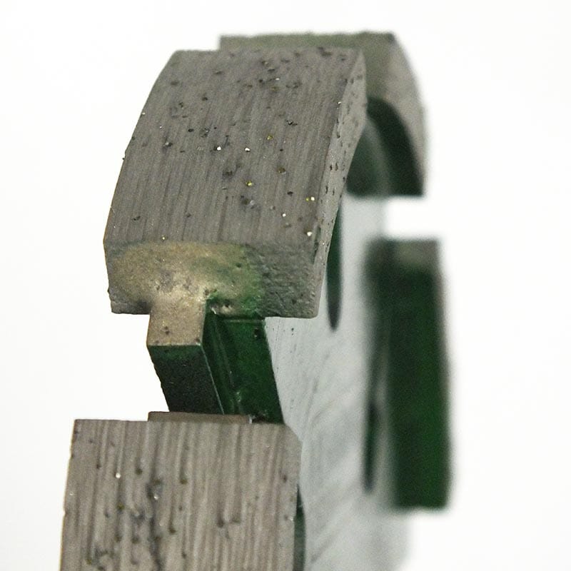HE120 Super Premium 125 × 16 mm, Nahaufnahme eines Diamantsegments mit Stutzsegment