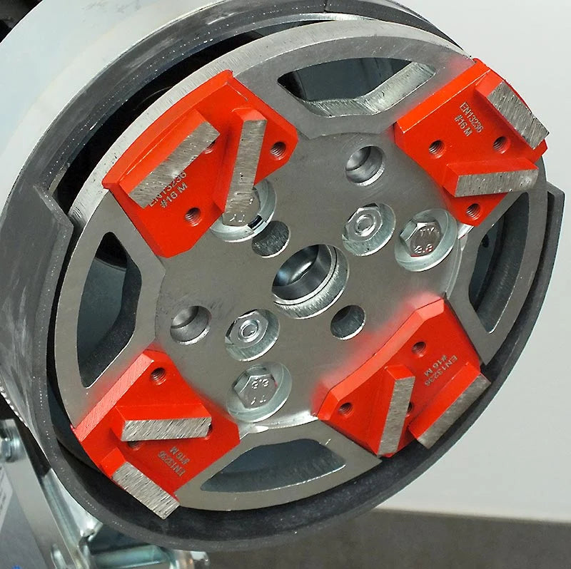 HE230 Schleifteller von unten mit vier Diamant-Schleifschuhen im Staubring