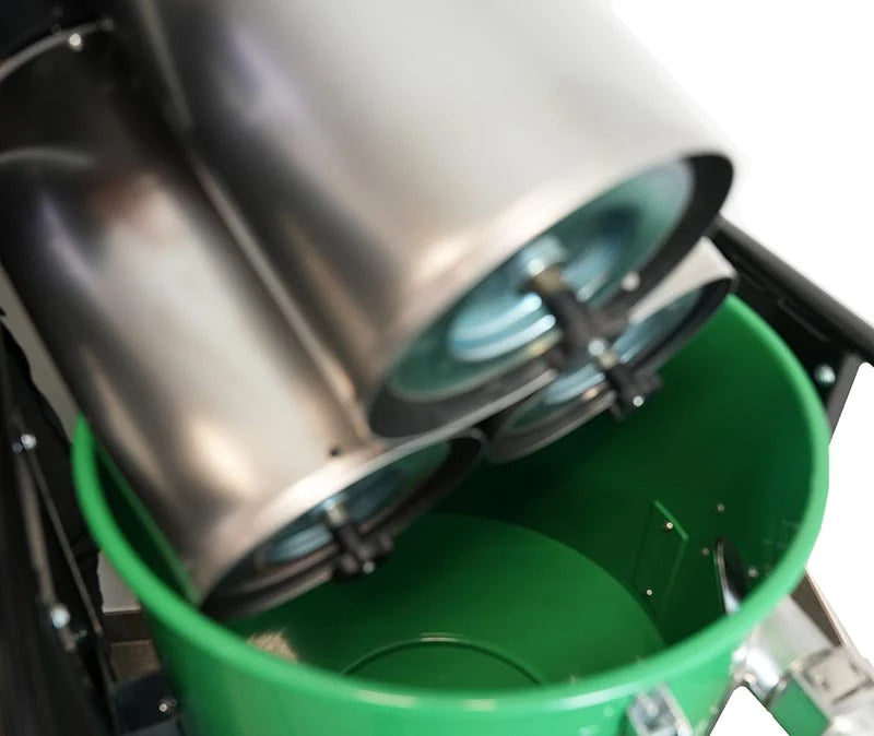 HE 3600 IC Industriesauger: Filterpatronen des abgenommenen Saugkopfs über dem Behälter