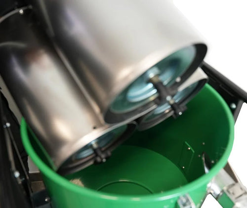 HE 3600 IC Industriesauger: Filterpatronen des abgenommenen Saugkopfs über dem Behälter